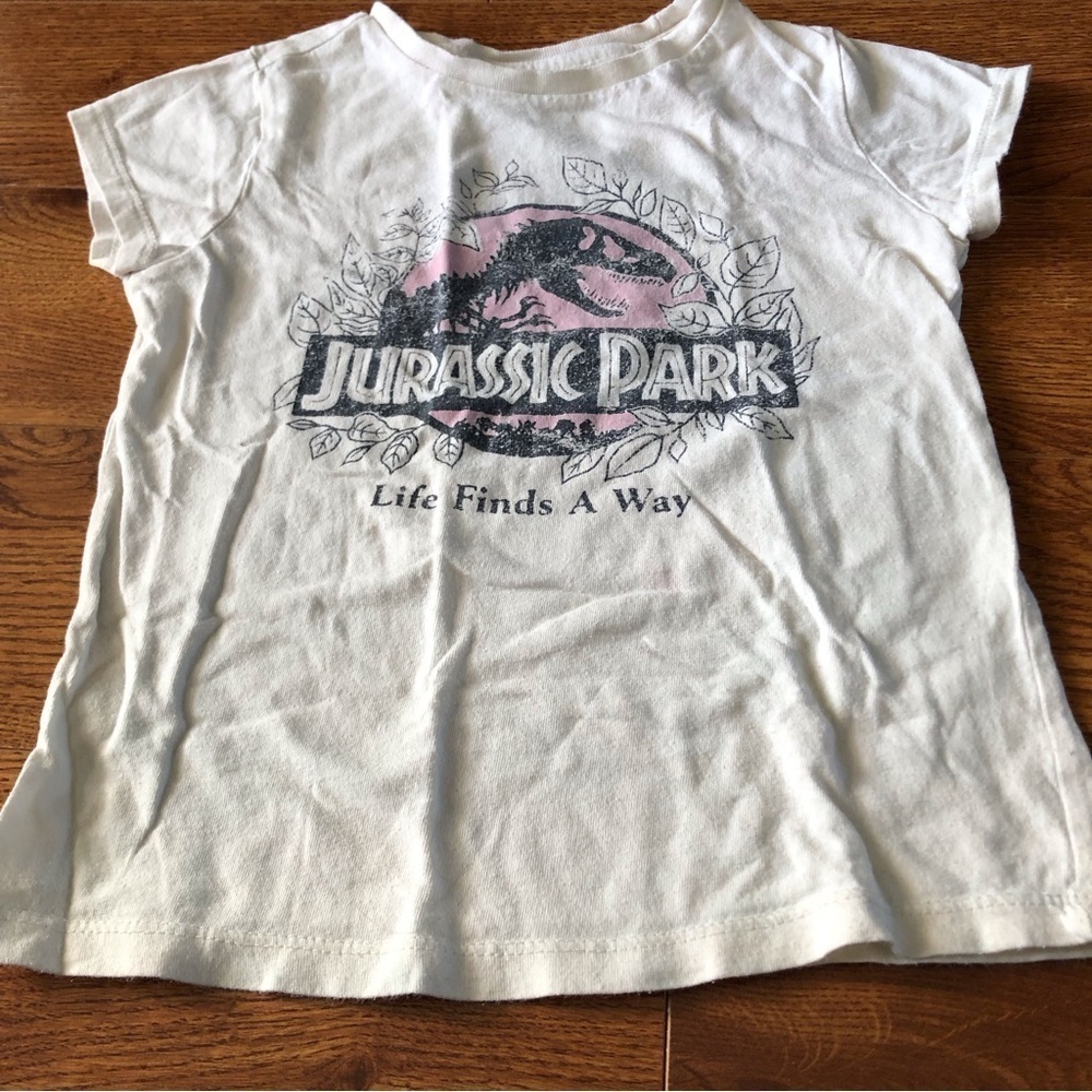 Jurassic Park “life finds a way” white short sleeve graphic tee in size S (6/6x)